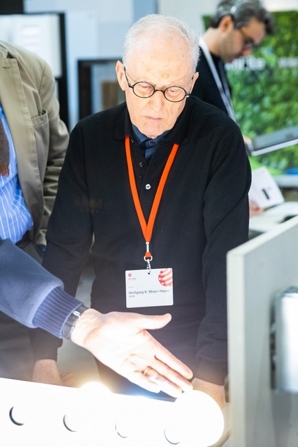Dossier de presse | 1696-24 - Communiqué de presse | Finest quality: Red Dot jurors award top-class design products - Red Dot Design Award - Concours - Jury member Wolfgang K. Meyer-Hayoz during the assessment - Crédit photo : Red Dot