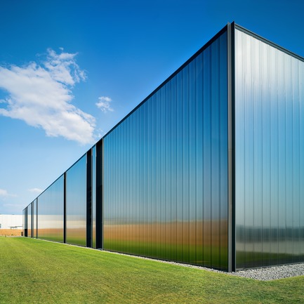 Dossier de presse | 2613-02 - Communiqué de presse | PRATIC 2.0 - GEZA - Gri e Zucchi Architettura srl - Architecture industrielle -  	 	 	    The mirroring of the panels also ensures a continuous color variation of the facades: depending on the time of the day and varying in light intensity the building may appear black, golden, glossy, infinitely variable - Crédit photo : Javier Callejas