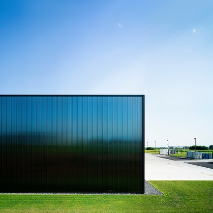 Dossier de presse | 2613-02 - Communiqué de presse | PRATIC 2.0 - GEZA - Gri e Zucchi Architettura srl - Architecture industrielle -  	 	 	    The facade panels consist of two different type of polycarbonate combined together: the rear side has an opaque compound which impedes the light to pass through, while the front is "frozen" - Crédit photo : Javier Callejas