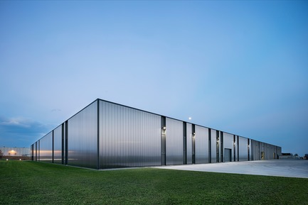 Dossier de presse | 2613-02 - Communiqué de presse | PRATIC 2.0 - GEZA - Gri e Zucchi Architettura srl - Architecture industrielle - The load-bearing structure is completely hidden behind the cladding system - Crédit photo : Javier Callejas