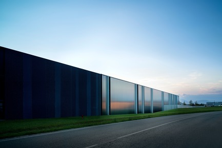 Dossier de presse | 2613-02 - Communiqué de presse | PRATIC 2.0 - GEZA - Gri e Zucchi Architettura srl - Architecture industrielle -  	 	 	    The concrete facade "dissolves" northwards becoming a reflective facade - Crédit photo : Javier Callejas
