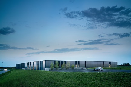 Dossier de presse | 2613-02 - Communiqué de presse | PRATIC 2.0 - GEZA - Gri e Zucchi Architettura srl - Architecture industrielle -  	 	 	    The first lot, black and grainy, looks like to arise from the ground, the second lot, always black but reflective and iridescent, mirrors the landscape and the light with images that are always different due to weather conditions - Crédit photo : Javier Callejas