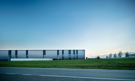 Dossier de presse | 2613-02 - Communiqué de presse | PRATIC 2.0 - GEZA - Gri e Zucchi Architettura srl - Architecture industrielle -  	 	 	    The polycarbonate panels are customized in order to obtain a reflective facade when seen from afar - Crédit photo : Javier Callejas