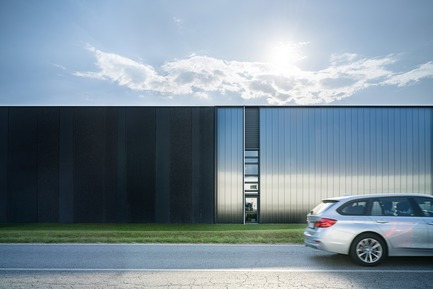 Dossier de presse | 2613-02 - Communiqué de presse | PRATIC 2.0 - GEZA - Gri e Zucchi Architettura srl - Architecture industrielle -  	 	 	    The new building consists of two simple elements: the rhythm given by the windows, which repeats and declares continuity with the existing facade, and the reflecting skin, which dissolves the new volume in the sky - Crédit photo : Javier Callejas
