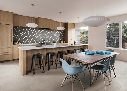 Dossier de presse | 3936-01 - Communiqué de presse | Laurie Smith from Trading Spaces presents MOOD Collection with Atlas Concorde USA at Coverings April 9-12, 2019 - Atlas Concorde USA - Évènement + Exposition - MOOD Contemporary kitchen, Atlas Concorde USA.<br> - Crédit photo : Atlas Concorde USA.