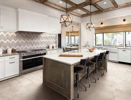 Dossier de presse | 3936-01 - Communiqué de presse | Laurie Smith from Trading Spaces presents MOOD Collection with Atlas Concorde USA at Coverings April 9-12, 2019 - Atlas Concorde USA - Évènement + Exposition - MOOD Rustic kitchen, Atlas Concorde USA.<br> - Crédit photo : Atlas Concorde USA.