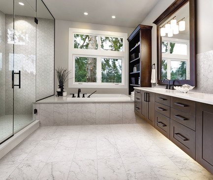 Dossier de presse | 3936-01 - Communiqué de presse | Laurie Smith from Trading Spaces presents MOOD Collection with Atlas Concorde USA at Coverings April 9-12, 2019 - Atlas Concorde USA - Évènement + Exposition - MOOD Traditional master bath, Atlas Concorde USA.<br> - Crédit photo : Atlas Concorde USA.<br>