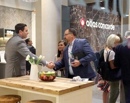 Dossier de presse | 3936-01 - Communiqué de presse | Laurie Smith from Trading Spaces presents MOOD Collection with Atlas Concorde USA at Coverings April 9-12, 2019 - Atlas Concorde USA - Évènement + Exposition - Atlas Concorde USA at Coverings.<br> - Crédit photo :  Coverings.<br> 
