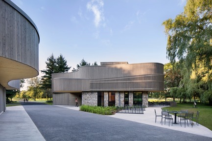 Dossier de presse | 774-10 - Communiqué de presse | L’Ordre des architectes du Québec dévoile les gagnants de ses Prix d’excellence en architecture 2019 - Ordre des architectes du Québec (OAQ) - Concours - CentrededecouverteBoucherville_SVA - Crédit photo :         Adrian Williams