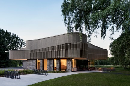 Dossier de presse | 774-10 - Communiqué de presse | L’Ordre des architectes du Québec dévoile les gagnants de ses Prix d’excellence en architecture 2019 - Ordre des architectes du Québec (OAQ) - Concours - CentrededecouverteBoucherville_SVA - Crédit photo :         Adrian Williams