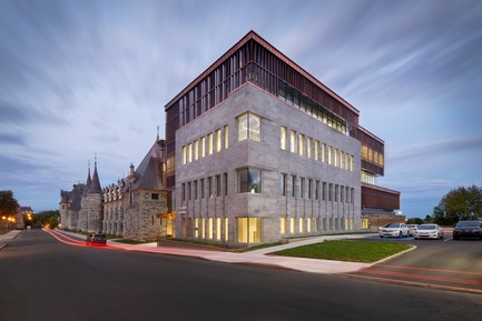 Dossier de presse | 774-10 - Communiqué de presse | L’Ordre des architectes du Québec dévoile les gagnants de ses Prix d’excellence en architecture 2019 - Ordre des architectes du Québec (OAQ) - Concours - ManegemilitaireVoltigeurs_A49DFSSTGM - Crédit photo : Stéphane Groleau