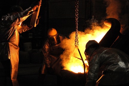Dossier de presse | 3033-03 - Communiqué de presse | UAP Purchases Polich Tallix Fine Art Foundry in New York - UAP - Art -   Polich Tallix performing a metal pour   - Crédit photo : Polich Tallix