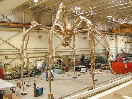 Dossier de presse | 3033-03 - Communiqué de presse | UAP Purchases Polich Tallix Fine Art Foundry in New York - UAP - Art -  Louise Bourgeois' "Maman"on the workshop floor of Polich Tallix (2003) - Crédit photo : Polich Tallix