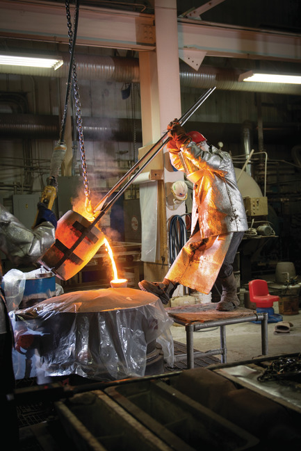 Dossier de presse | 3033-03 - Communiqué de presse | UAP Purchases Polich Tallix Fine Art Foundry in New York - UAP - Art - Polich Tallix craftsperson pouring bronze&nbsp; - Crédit photo : Polich Tallix