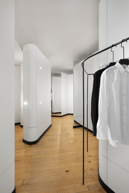 Press kit | 760-16 - Press release | VUJÀ DÉ: Creative Tension Between Form, Art, Structure and Fashion - Jean de Lessard, Designers Créatifs - Commercial Interior Design - Photo credit: Adrien Williams