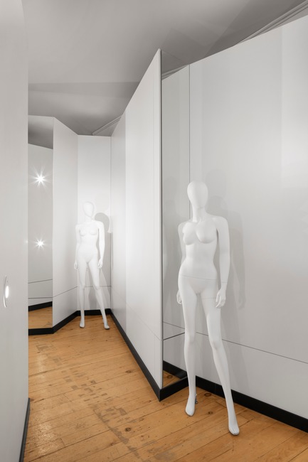 Press kit | 760-16 - Press release | VUJÀ DÉ: Creative Tension Between Form, Art, Structure and Fashion - Jean de Lessard, Designers Créatifs - Commercial Interior Design - Photo credit: Adrien Williams