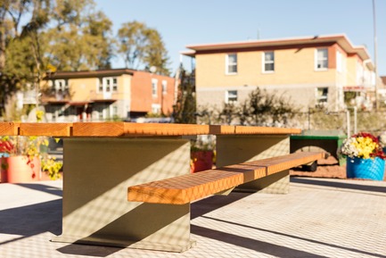 Press kit | 1299-03 - Press release | École Sainte-Anne - A new redesigned schoolyard - Taktik design - Institutional Architecture - Details - Wood &amp; steel Gardening table - Photo credit: Maxime Brouillet