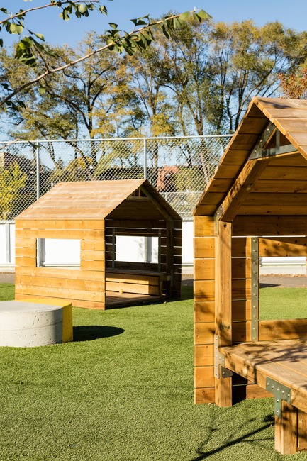 Press kit | 1299-03 - Press release | École Sainte-Anne - A new redesigned schoolyard - Taktik design - Institutional Architecture - Details - Wooden shacks - Photo credit: Maxime Brouillet