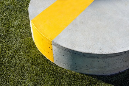 Press kit | 1299-03 - Press release | École Sainte-Anne - A new redesigned schoolyard - Taktik design - Institutional Architecture -  Detail - Painted concrete furniture  - Photo credit: Maxime Brouillet