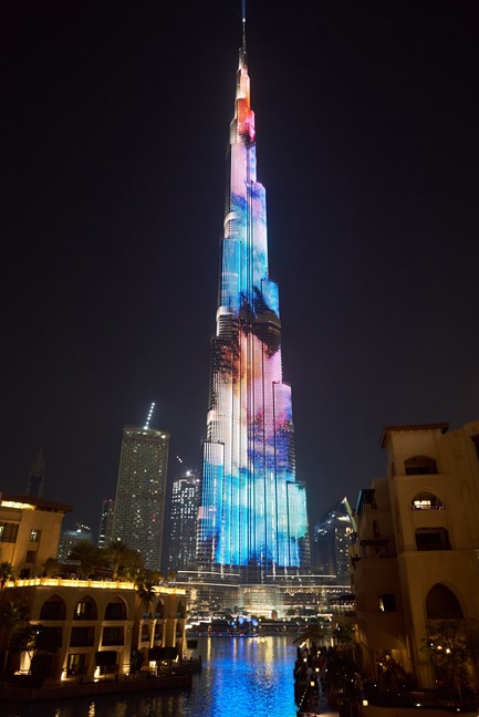 Dossier de presse | 3883-02 - Communiqué de presse | SACO Wins the 2019 Sapphire Award - SACO Technologies Inc. - Concours - Tallest media&nbsp;façade&nbsp;on the planet. Burj Khalifa in Dubai, UAE, using over 28km of SACO's innovative V-Stick technology - Crédit photo : Dirk Reich / Shutterstock.com