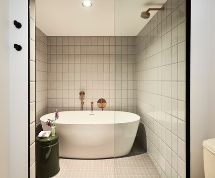 Press kit | 2718-02 - Press release | Kimpton Saint George Hotel - Mason Studio - Commercial Interior Design -  Guest suite, ensuite bathroom - Photo credit: Naomi Finlay
