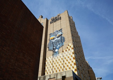 Press kit | 2718-02 - Press release | Kimpton Saint George Hotel - Mason Studio - Commercial Interior Design - Building facade with hand painted mural by Toronto-based artist - Photo credit: Naomi Finlay