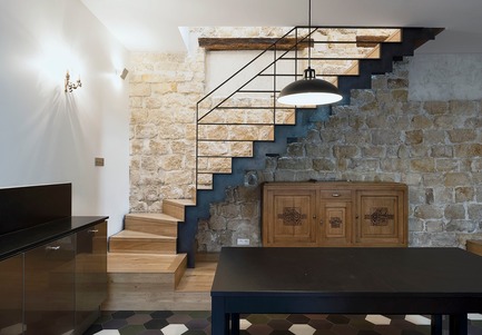 Dossier de presse | 3894-01 - Communiqué de presse | Une maison de ville unifamiliale à Paris - Alia Bengana + Capucine de Cointet architectes - Architecture résidentielle - Escalier menant aux chambres en métal brut et chêne<br> - Crédit photo : David Cousin-Marsy