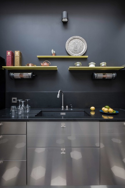 Dossier de presse | 3894-01 - Communiqué de presse | Une maison de ville unifamiliale à Paris - Alia Bengana + Capucine de Cointet architectes - Architecture résidentielle -  Cuisine, porte en acier et acier inoxydable et plan de travail en granit noir<br>  - Crédit photo : David Cousin-Marsy