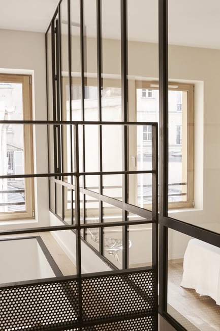 Dossier de presse | 3894-01 - Communiqué de presse | Une maison de ville unifamiliale à Paris - Alia Bengana + Capucine de Cointet architectes - Architecture résidentielle - Détail de ferronnerie - garde-corps et verrière intérieure<br> - Crédit photo : David Cousin-Marsy