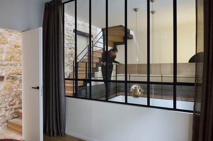 Dossier de presse | 3894-01 - Communiqué de presse | Une maison de ville unifamiliale à Paris - Alia Bengana + Capucine de Cointet architectes - Architecture résidentielle - View of the room through one of the interior glass<br> - Crédit photo : David Cousin-Marsy