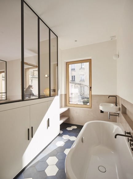 Dossier de presse | 3894-01 - Communiqué de presse | Une maison de ville unifamiliale à Paris - Alia Bengana + Capucine de Cointet architectes - Architecture résidentielle - Salle de bain de la chambre principale au premier étage<br> - Crédit photo : Benjamin Chelly<br>