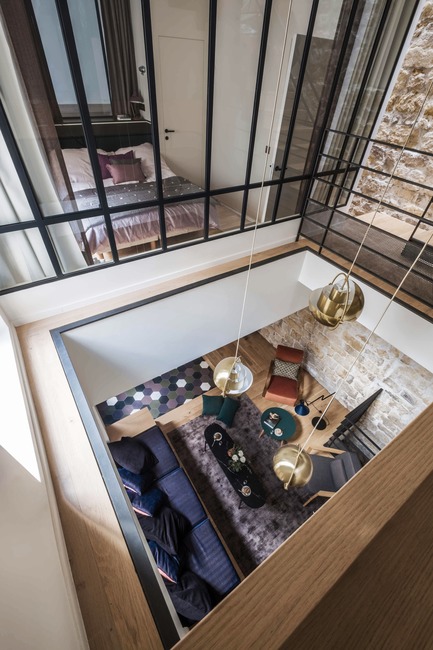 Dossier de presse | 3894-01 - Communiqué de presse | Une maison de ville unifamiliale à Paris - Alia Bengana + Capucine de Cointet architectes - Architecture résidentielle - Vue de la trémie depuis l'espace bureau suspendu au dessus du séjour<br> - Crédit photo :  David Cousin-Marsy 