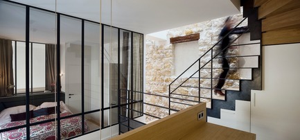 Dossier de presse | 3894-01 - Communiqué de presse | Une maison de ville unifamiliale à Paris - Alia Bengana + Capucine de Cointet architectes - Architecture résidentielle - Vue depuis l'espace bureau suspendu au dessus du séjour - Crédit photo : David Cousin-Marsy 