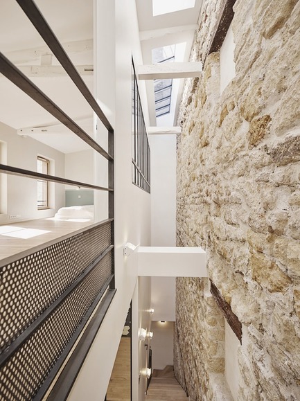Dossier de presse | 3894-01 - Communiqué de presse | Une maison de ville unifamiliale à Paris - Alia Bengana + Capucine de Cointet architectes - Architecture résidentielle - Vue de la faille de l'escalier et de la verrière en toiture amenant de la lumière vers le rez-de chaussée<br> - Crédit photo : Benjamin ChellyBenjamin Chelly