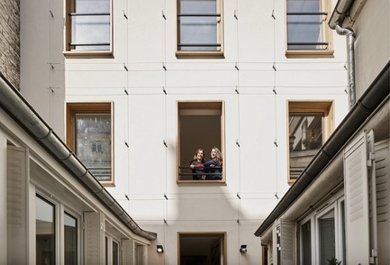 Dossier de presse | 3894-01 - Communiqué de presse | Une maison de ville unifamiliale à Paris - Alia Bengana + Capucine de Cointet architectes - Architecture résidentielle - Façade principale rénovée et isolée depuirs l'extérieur, encadrement des fenetres mélèse et menuiserie en chêne, garde corps en métal laqué et verre, système de cables pour faire grimper de la végétation<br> - Crédit photo : Benjamin Chelly