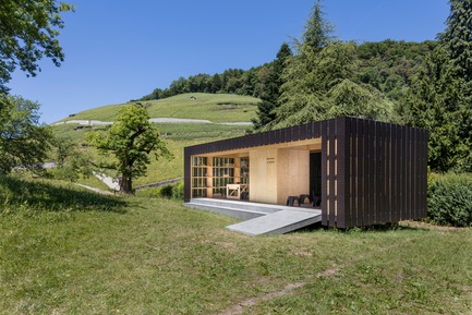Press kit | 2757-09 - Press release | Montalba Architects Masterfully Conjurs Small Projects with Big Ideas - Montalba Architects - Art -  Multi-functional: Sited within the dramatic Swiss landscape, the 40-square meter pavilion features a fabrication studio, exhibition space, and visitor center.  - Photo credit: Delphine Burtin
