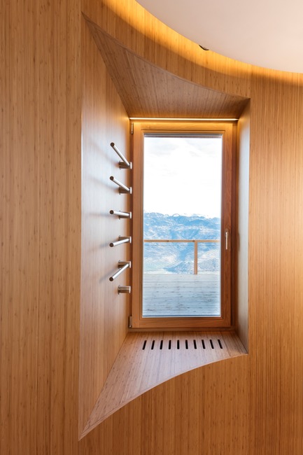Press kit | 2757-09 - Press release | Montalba Architects Masterfully Conjurs Small Projects with Big Ideas - Montalba Architects - Art -  Transformative experience: The precisely-detailed wooden walls curve to define internal spaces while framing breathtaking mountain views from the raised bath area.  - Photo credit: Delphine Burtin