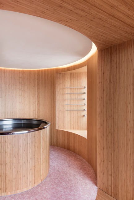 Press kit | 2757-09 - Press release | Montalba Architects Masterfully Conjurs Small Projects with Big Ideas - Montalba Architects - Art -   The raised bath area features a circular, prefabricated bath box that echoes its circular, semi-enclosure.   - Photo credit: Delphine Burtin