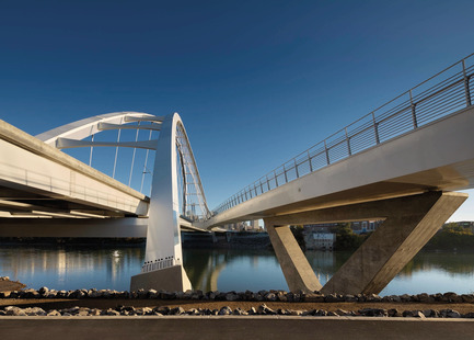 Press kit | 2073-08 - Press release | The iconic new Walterdale Bridge connects the city, nature, and people - DIALOG - Institutional Architecture - Each arch rib is made up of 21 steel box segments with masses of up to 125 tonnes. The shared use path bridge is made up of 25 steel segments installed in 11 sections. It is supported by 14 hangers that connect to the east arch of the main bridge and delta piers at each end. - Photo credit: Tom Arban Photography Inc.