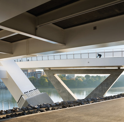 Press kit | 2073-08 - Press release | The iconic new Walterdale Bridge connects the city, nature, and people - DIALOG - Institutional Architecture - The underside of the bridge was an important consideration in the design. The experience of walking or boating under the bridge is enjoyable and memorable. - Photo credit: Tom Arban Photography Inc.