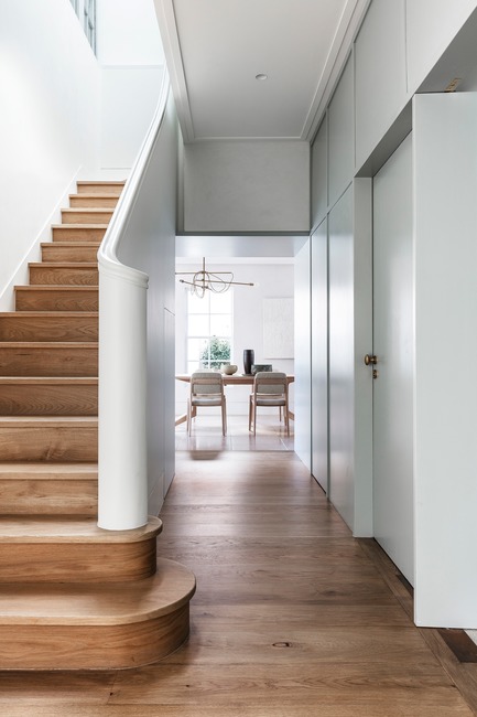 Press kit | 2887-07 - Press release | Darling Point - Alexander &CO. - Residential Interior Design - Alexander &amp;CO_Darling Point_Staircase With View To Dining Room - Photo credit: Photography by Tom Ferguson | Editorial Styling by Claire Delmar