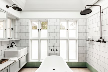 Press kit | 2887-07 - Press release | Darling Point - Alexander &CO. - Residential Interior Design -  Alexander &amp;CO_Darling Point_Master Bathroom  - Photo credit: Photography by Tom Ferguson | Editorial Styling by Claire Delmar