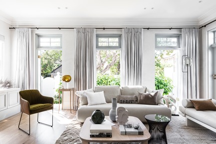 Press kit | 2887-07 - Press release | Darling Point - Alexander &CO. - Residential Interior Design - Alexander &amp;CO_Darling Point_Living Room With View To Garden - Photo credit: Photography by Tom Ferguson | Editorial Styling by Claire Delmar