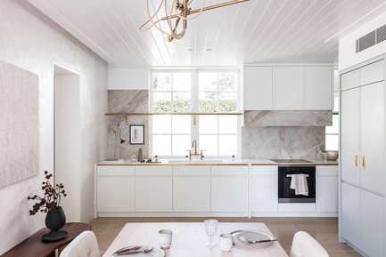 Press kit | 2887-07 - Press release | Darling Point - Alexander &CO. - Residential Interior Design - Alexander &amp;CO_Darling Point_Kitchen - Photo credit: Photography by Tom Ferguson | Editorial Styling by Claire Delmar