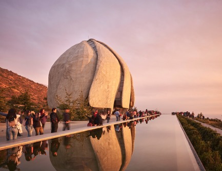 Press kit | 907-07 - Press release | RAIC Shortlist - Bahá’í Temple of South America - Hariri Pontarini Architects - Competition - Temple with Reflecting Pool and Visitors - Photo credit: doublespace photography