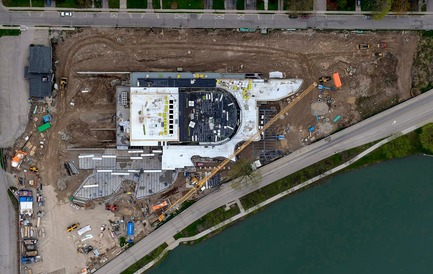 Press kit | 907-08 - Press release | Topping-Off Ceremony at the Tom Patterson Theatre for the Stratford Festival - Hariri Pontarini Architects - Event + Exhibition - Aerial View of Construction - Photo credit: Eye in the Sky Photography