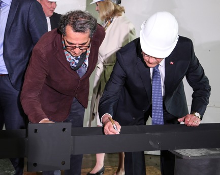 Press kit | 907-08 - Press release | Topping-Off Ceremony at the Tom Patterson Theatre for the Stratford Festival - Hariri Pontarini Architects - Event + Exhibition - Signing the Beam - Photo credit: Hariri Pontarini Architects