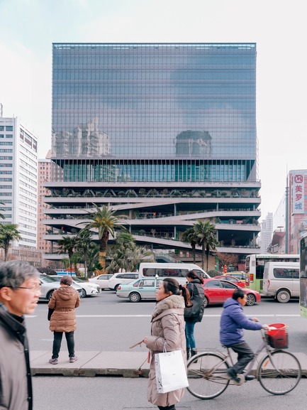 Dossier de presse | 1799-03 - Communiqué de presse | Une oasis urbaine sur l'intersection la plus fréquentée de Shanghai - Jacques Ferrier Architecture et Sensual City Studio - Architecture commerciale - Crédit photo : Jacques Ferrier Architecture / Photo Jonathan Leijonhufvud