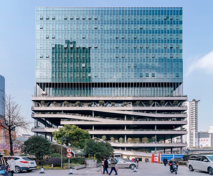 Dossier de presse | 1799-03 - Communiqué de presse | Une oasis urbaine sur l'intersection la plus fréquentée de Shanghai - Jacques Ferrier Architecture et Sensual City Studio - Architecture commerciale - Crédit photo : Jacques Ferrier Architecture / Photo Jonathan Leijonhufvud