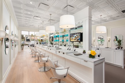 Dossier de presse | 3944-01 - Communiqué de presse | Drybar : se distinguer avec élégance - Ceilume - Design d’intérieur commercial -         Le look, destiné à évoquer un lieu de rencontre semblable à un bar au lieu d’un salon de coiffure traditionnel, allie des éléments de design traditionnel et contemporain.&nbsp; - Crédit photo :         Heitler Houstoun Architects / © Clark Dugger Photography